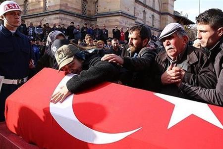 Şehitlerimizin Önünde Saygıyla Eğiliyorum